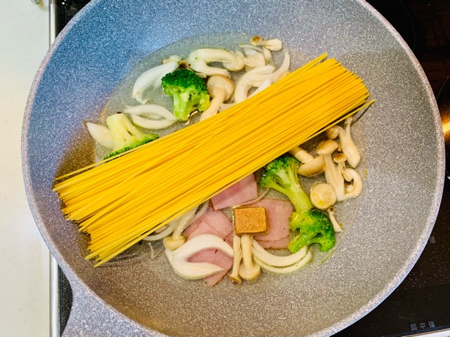 味の素　フライパンひとつで完成　パスタキューブ　うま辛ペペロンチーノの作り方